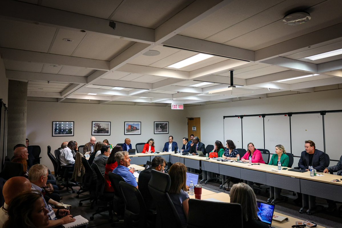 cafreeland's tweet image. C’est un wrap pour notre hackathon sur le camionnage ! Quelle belle occasion de voir tous les ordres de gouvernement participer à des discussions constructives et s’unir pour améliorer la circulation des biens au Canada. Nous travaillons fort pour éliminer les barrières au…