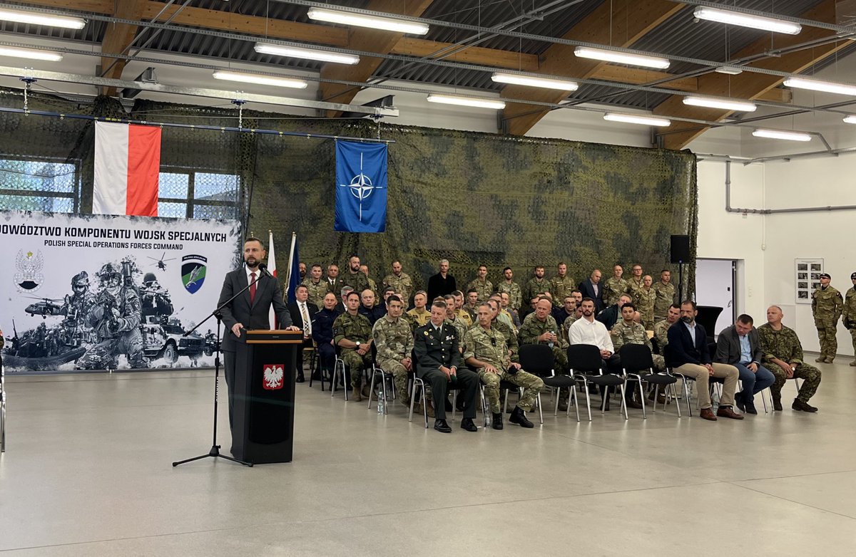 Ministerstwo Obrony Narodowej 🇵🇱 (@mon_gov_pl) on Twitter photo Wicepremier W. <a href="/KosiniakKamysz/">Władysław Kosiniak-Kamysz</a>: przekazanie obowiązków to nie jest zwykła uroczystość - to moment podziękowania dla tych, którzy odchodzą. Dziękuję wszystkim, którzy tworzą Wojska Specjalne. Jesteście elitą elit. Stanowicie dla każdego Polaka dowód heroicznej odwagi i męstwa. Wicepremier W. <a href="/KosiniakKamysz/">Władysław Kosiniak-Kamysz</a>: przekazanie obowiązków to nie jest zwykła uroczystość - to moment podziękowania dla tych, którzy odchodzą. Dziękuję wszystkim, którzy tworzą Wojska Specjalne. Jesteście elitą elit. Stanowicie dla każdego Polaka dowód heroicznej odwagi i męstwa.