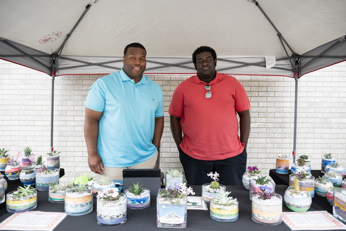 NYS_OGS's tweet image. 📣 EVENT UPDATE: The Harriman Campus Craft show has been RESCHEDULED to Thursday, July 24. #ShopLocal vendors next week in the Courtyard of Buildings 4, 5, and 8!
See the full list of vendors: on.ny.gov/3EtdfXt