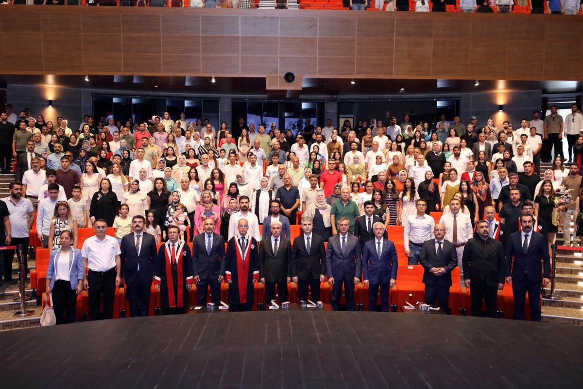Gaziantep Barosu Başkanlığı olarak Gaziantep Üniversitesi Hukuk Fakültesi öğrencilerinin mezuniyetine katıldık. Mezun arkadaşların; Adalete, Hak ve Özgürlüklere dair sorumluluklarını ve sunacakları katkıları paylaştık.