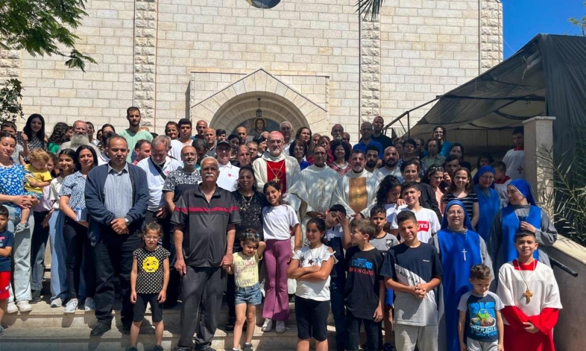 🚨🚨🚨 ÚLTIMA HORA | Ejército de Israel bombardeó la única Iglesia católica en Gaza.

Esta era la Iglesia que el Papa Francisco llamaba todas las noches, y saludaba a todas las personas refugiadas que allí se encontraban.