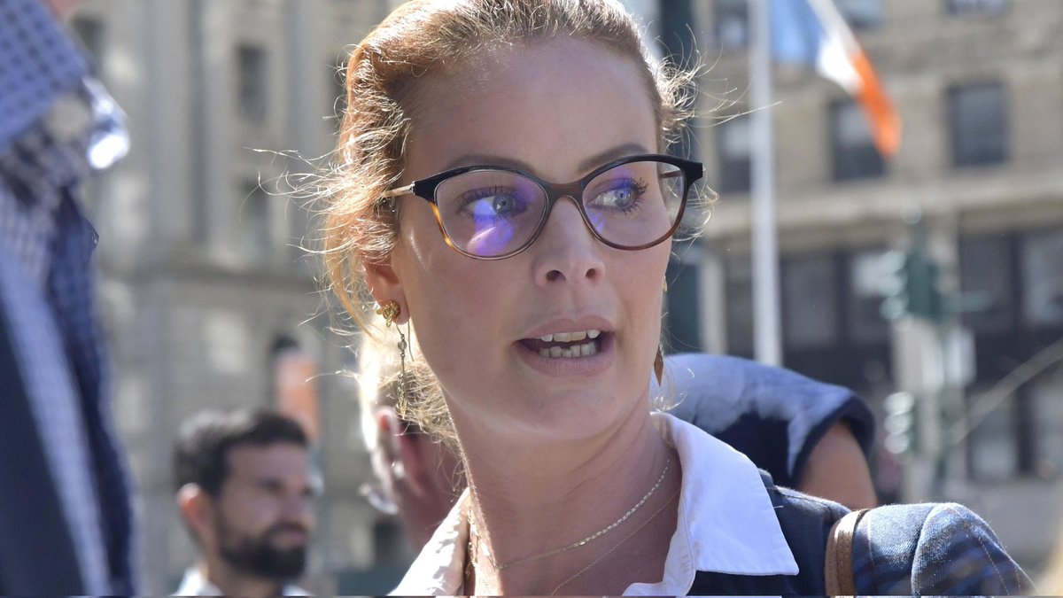 GlobalUpdates24's tweet image. BREAKING –
Epstein victim claims her friend has a tape of Trump having séx with 'many girls' recorded by Jeffrey Epstein