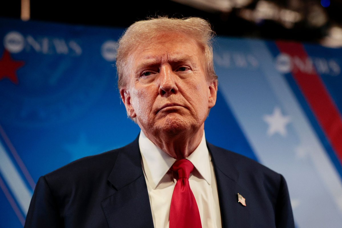 GlobalUpdates24's tweet image. BREAKING –
Epstein victim claims her friend has a tape of Trump having séx with 'many girls' recorded by Jeffrey Epstein