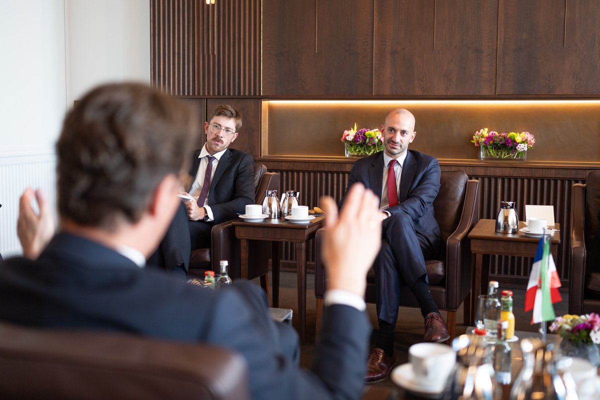 landnrw's tweet image. 🇫🇷🇪🇺 MP @HendrikWuest hat sich mit Frankreichs Europa-Minister @benjaminhaddad ausgetauscht. Frankreich ist viertwichtigster Handelspartner von #NRW & ein Schwerpunkt der internationalen Beziehungen. 2024 wurde die Partnerschaft mit der Region Hauts-de-France verlängert.