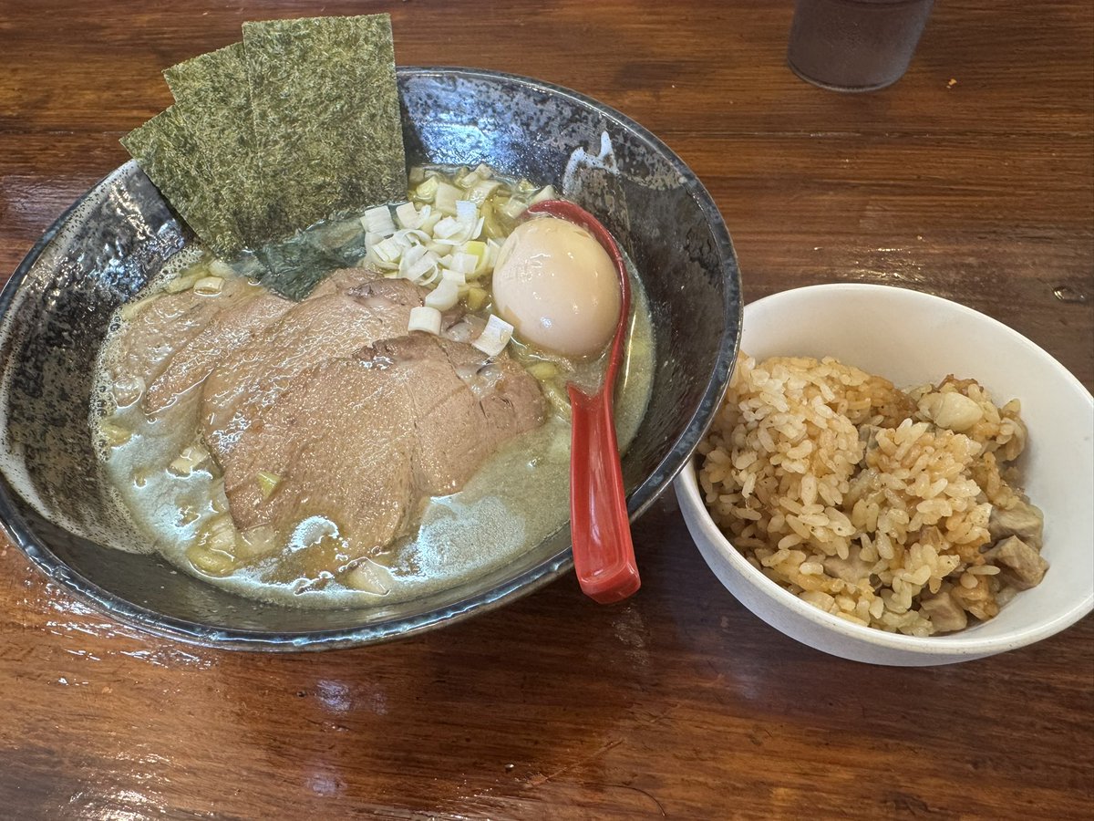 tkocombo's tweet image. 昼飯は今日から東松山に移転した渡辺商店さんへ!開店おめでとうごさいます!店内大盛況!
『肉煮干しらーめん』を注文!7の日で肉いりこ飯も!久しぶりに食べた本格煮干しはやっぱりうめぇぇぇ!!!渡辺商店ステッカーもGET!下道でも片道30分ぐらいだったので、昼休みに通えそう!ご馳走様でした!