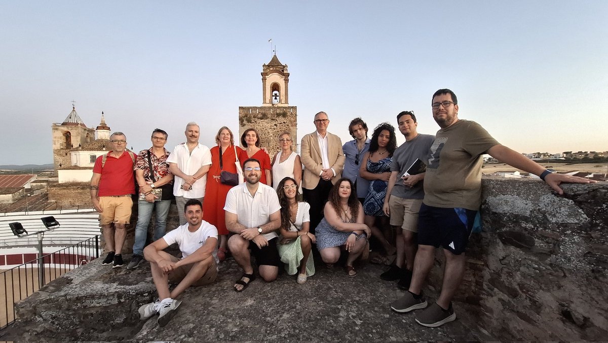 El curso Arias Montano siempre cuenta con una visita guiada por el conjunto histórico artístico de Fregenal de la Sierra declarado Bien de interés cultural por la Junta de Extremadura en 1991. Nuestros ponentes y asistentes posan desde una de las torres de la fortaleza templaria.