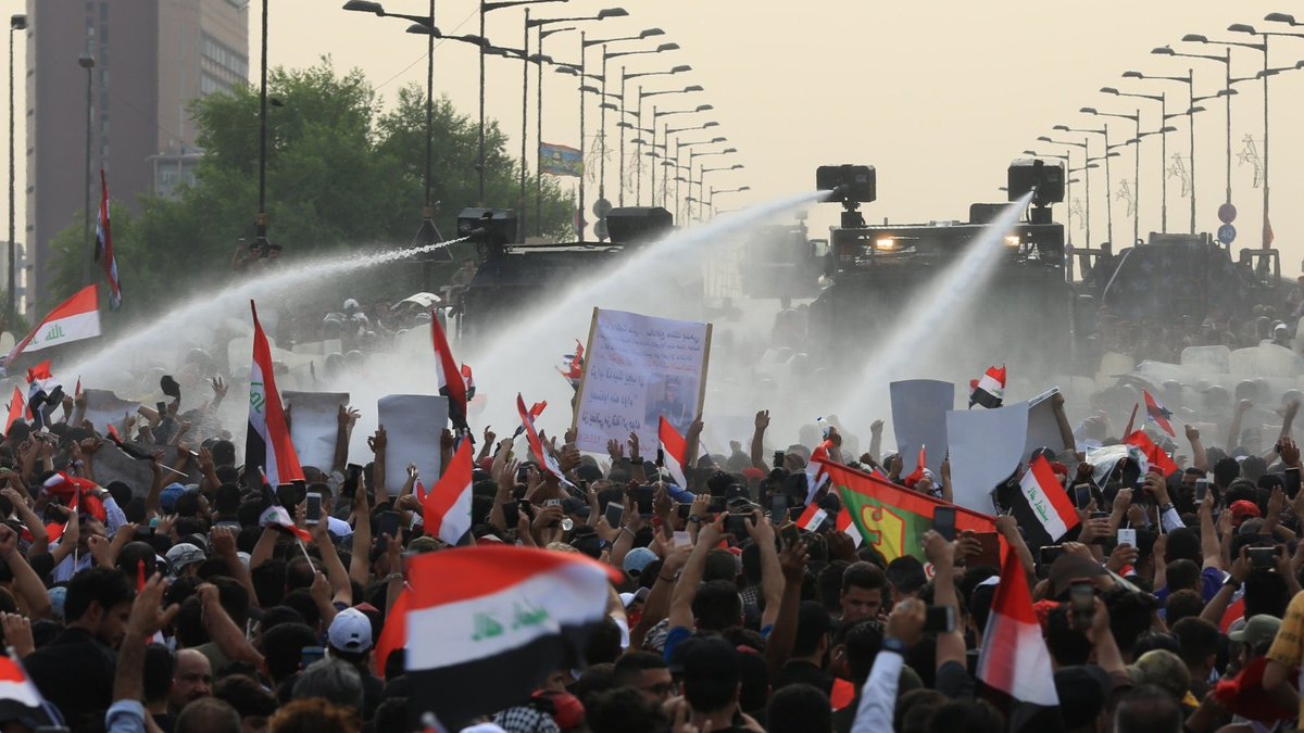 haider_mossawy's tweet image. بدلاً من استخدام آلياتكم في قمع المتظاهرين، كان استخدمتوها بإخماد النيران الّي ابتلعت الأطفال والرجال والنساء، يا حكومة القتلة والمجرمين.
#فاجعة_الكوت