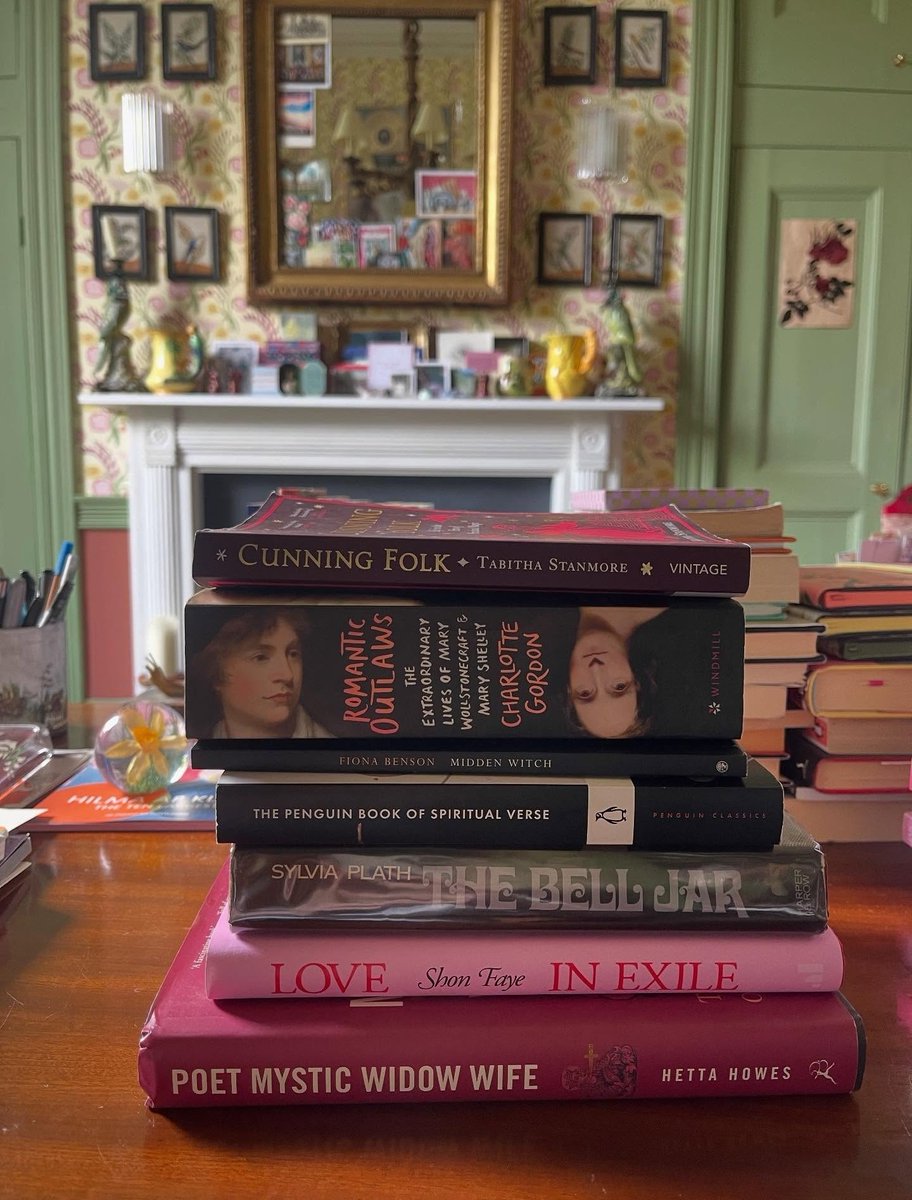 FATMFanClub's tweet image. Florence Welch shares new images on Instagram. 

Perhaps more inspiration for upcoming music? 🌷