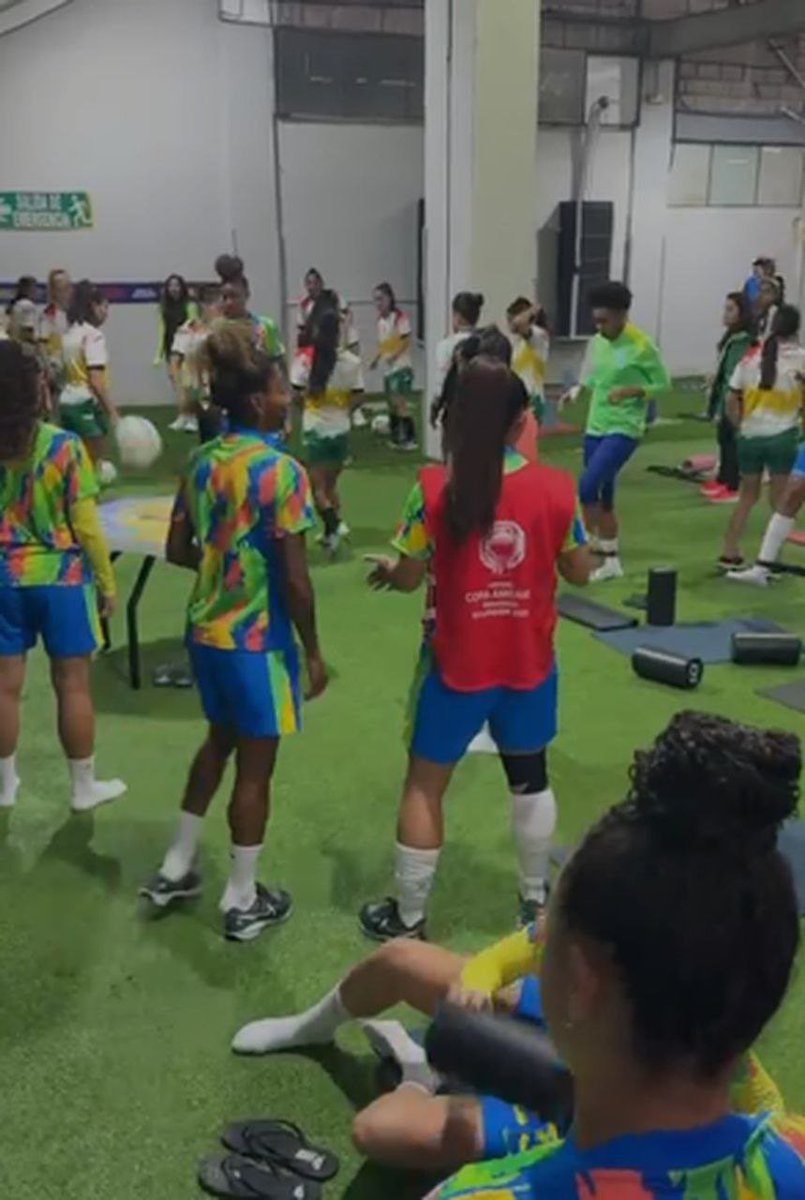 Papelón de Conmebol | En la previa del Bolivia vs Brasil en la #CopaAmericaFemenina las jugadoras de ambas selecciones tuvieron que calentar JUNTAS en una habitación cerrada del Estadio Gonzalo Pozo Ripalda.

📷: <a href="/geglobo/">ge</a>