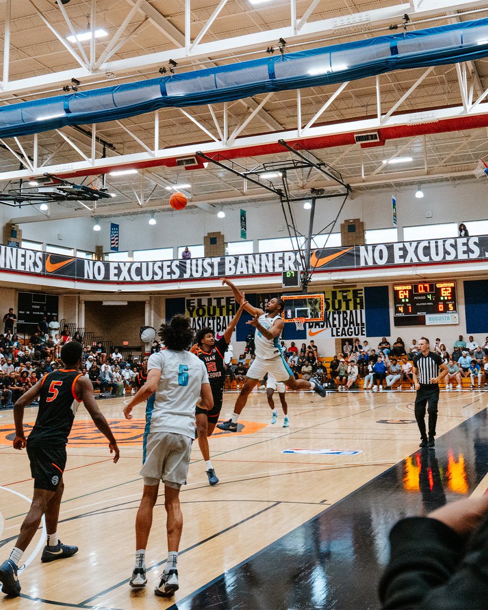 NikeEYB's tweet image. 𝐂𝐫𝐨𝐰𝐝 𝐬𝐭𝐢𝐥𝐥 𝐜𝐚𝐭𝐜𝐡𝐢𝐧𝐠 𝐢𝐭’𝐬 𝐛𝐫𝐞𝐚𝐭𝐡
#EYBL | @nikebasketball