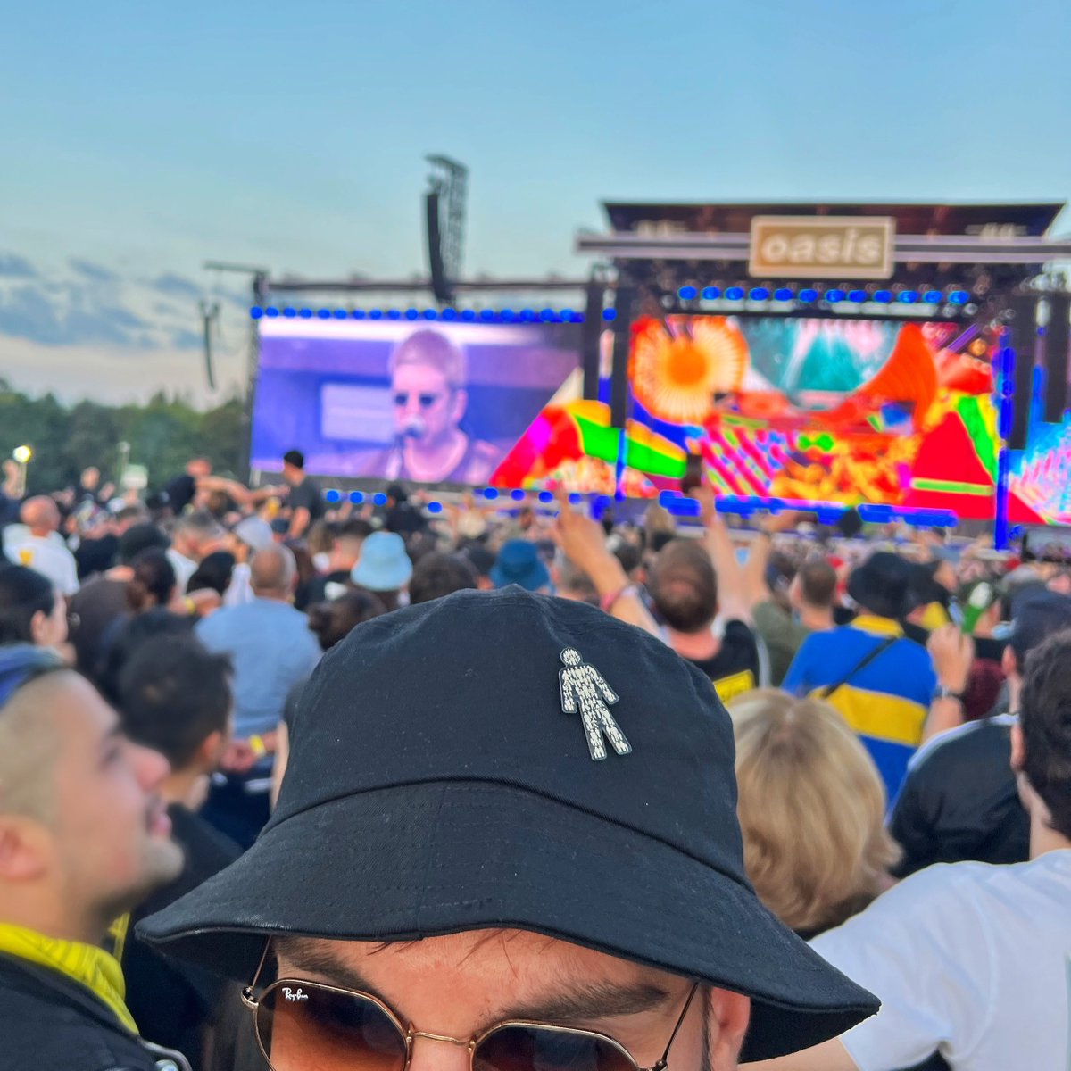 ProstateUK's tweet image. Our iconic 'Man of Men' badge has become a recognisable icon of hope for thousands of people across the UK 💙
And it travels well – it was even spotted in the crowd at last night's @Oasis gig in #HeatonPark!
➡️ Get your own here: bit.ly/4nRu0gv
#Oasis l #OasisLive2025
