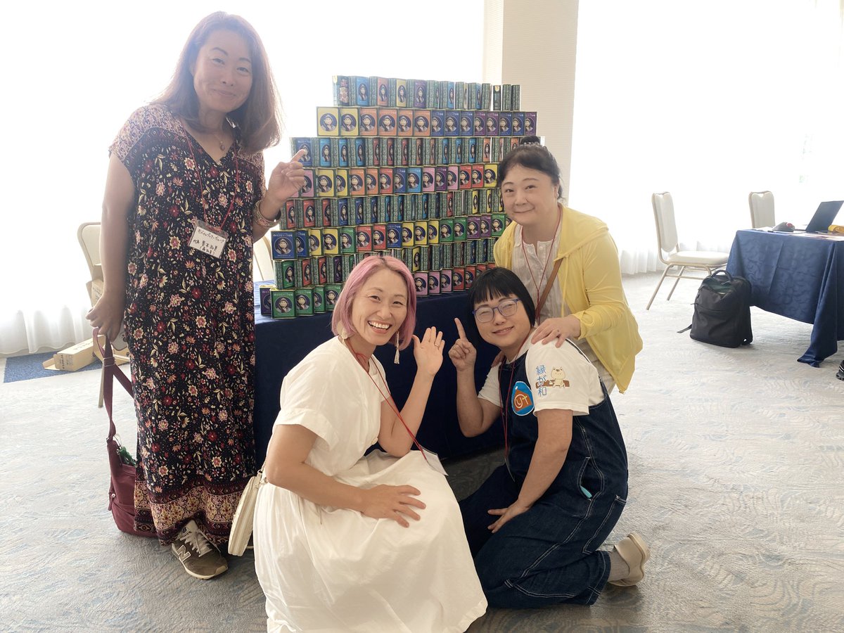 yamamoto_rie_'s tweet image. モバイルプレナーグループのみんなで
（＠Pinky0128   @saenoyu   @shita_nene ）
お土産✨のサクマドロップス♪を皆さんへお渡し🩵
いつもいつも感謝のおさるさんの合宿
＠osaruproducer 
とっても楽しく学びの深い時間です＾＾