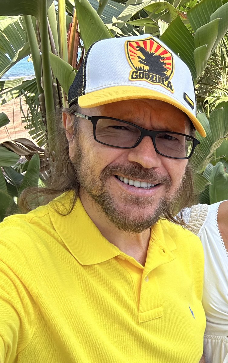 Que como hoy es mi cumpleaños, se me ha ocurrido que el mejor regalo que me podríais hacer es que vayáis al cine a ver “Padre no hay más que uno 5”…
Aunque tampoco le haría ascos a una tarta, 🍰 una camiseta friki, una gorrita, un bluray , un buen tebeo, un libro… 😅
(Es broma,