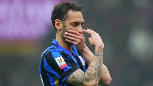 Aslında Çalhanoğlu, Galatasaray’ın teknik olarak ihtiyaç duyduğu bir oyuncu değildi. Bu transfer daha çok kulübün ötesine geçen, “ulusal gurur” temelli bir talepti. Milli Takım kaptanının, devletle daha yakın ilişkiler içinde olan bir kulüpte oynaması, siyasi açıdan anlamlı
