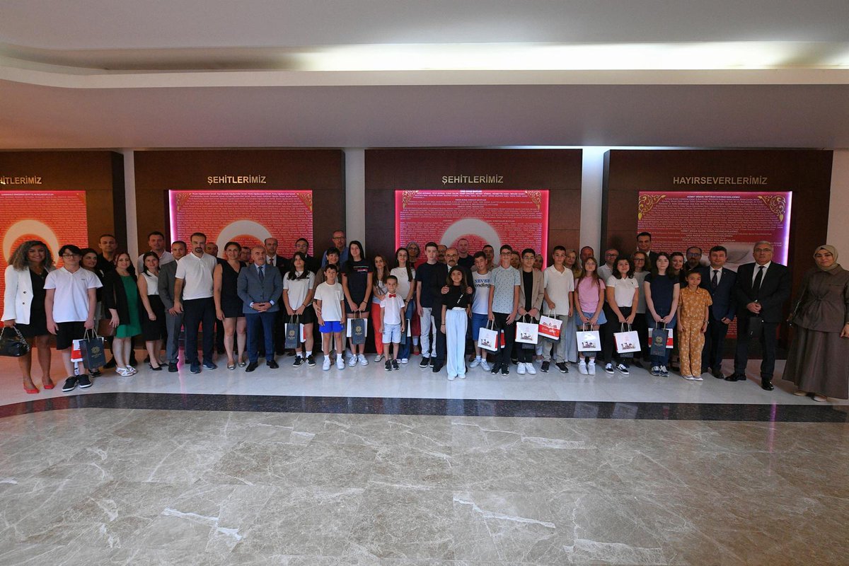 Valimiz Sayın İsmail Ustaoğlu'ndan LGS Birincilerine Özel Tebrik
LGS kapsamında 2025 yılı Türkiye birincileri arasında yer alan Altıeylül ilçemizden 7 öğrencimiz, Valimiz Sayın İsmail Ustaoğlu tarafından Valilikte kabul edildi.
meb.ai/ULEgjiD
<a href="/Cetinkeren10/">Çetin Keren</a> <a href="/balikesirmem/">Balıkesir İl Millî Eğitim Müdürlüğü</a>