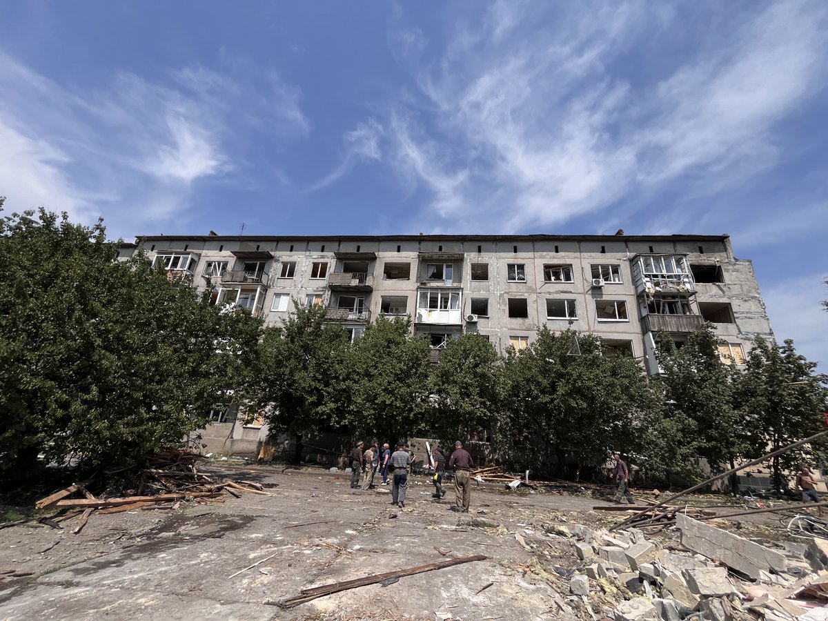 UNHCRUkraine's tweet image. After yesterday’s devastating Russian attack on frontline Dobropillia🇺🇦, 13 apartment buildings were severely damaged.
UNHCR’s partners @charity_aos & @MissionProliska are on the ground — delivering emergency repair materials, helping people cover their damaged windows & doors.
