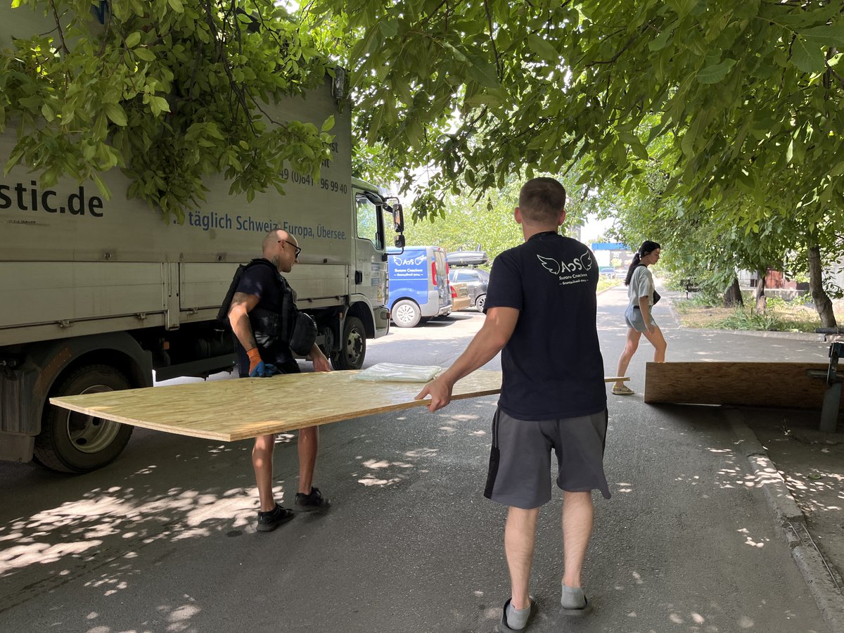 UNHCRUkraine's tweet image. After yesterday’s devastating Russian attack on frontline Dobropillia🇺🇦, 13 apartment buildings were severely damaged.
UNHCR’s partners @charity_aos & @MissionProliska are on the ground — delivering emergency repair materials, helping people cover their damaged windows & doors.
