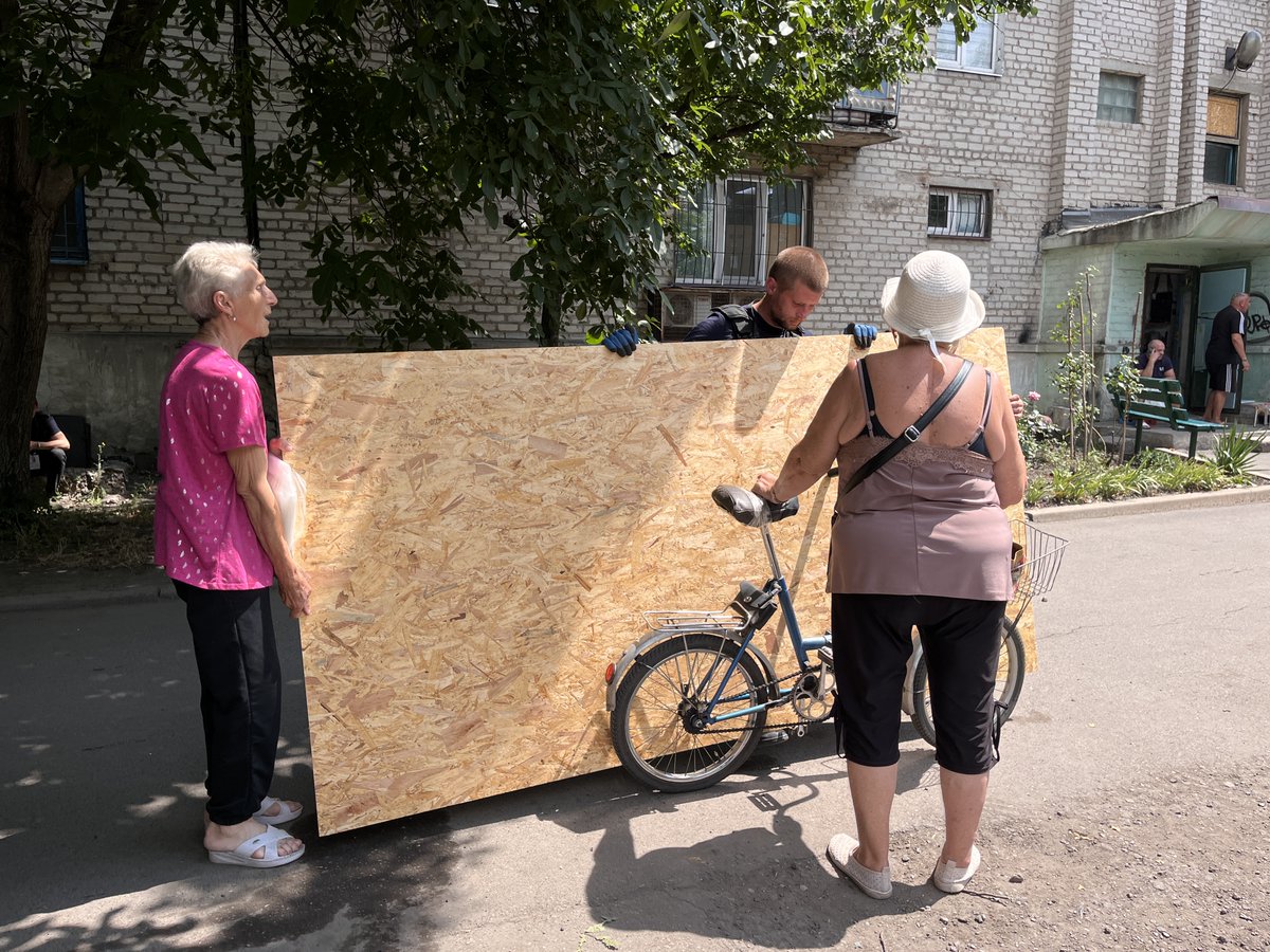 UNHCRUkraine's tweet image. After yesterday’s devastating Russian attack on frontline Dobropillia🇺🇦, 13 apartment buildings were severely damaged.
UNHCR’s partners @charity_aos & @MissionProliska are on the ground — delivering emergency repair materials, helping people cover their damaged windows & doors.
