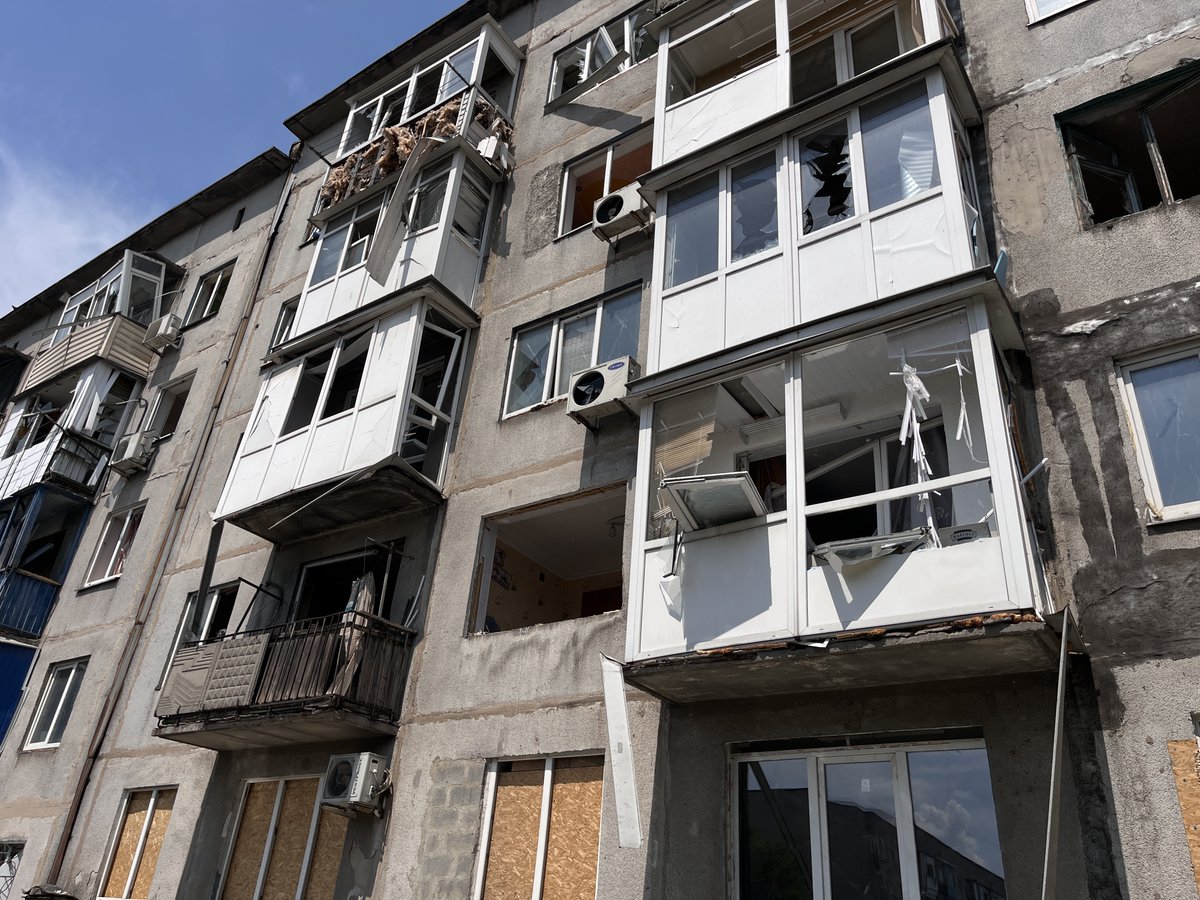 UNHCRUkraine's tweet image. After yesterday’s devastating Russian attack on frontline Dobropillia🇺🇦, 13 apartment buildings were severely damaged.
UNHCR’s partners @charity_aos & @MissionProliska are on the ground — delivering emergency repair materials, helping people cover their damaged windows & doors.