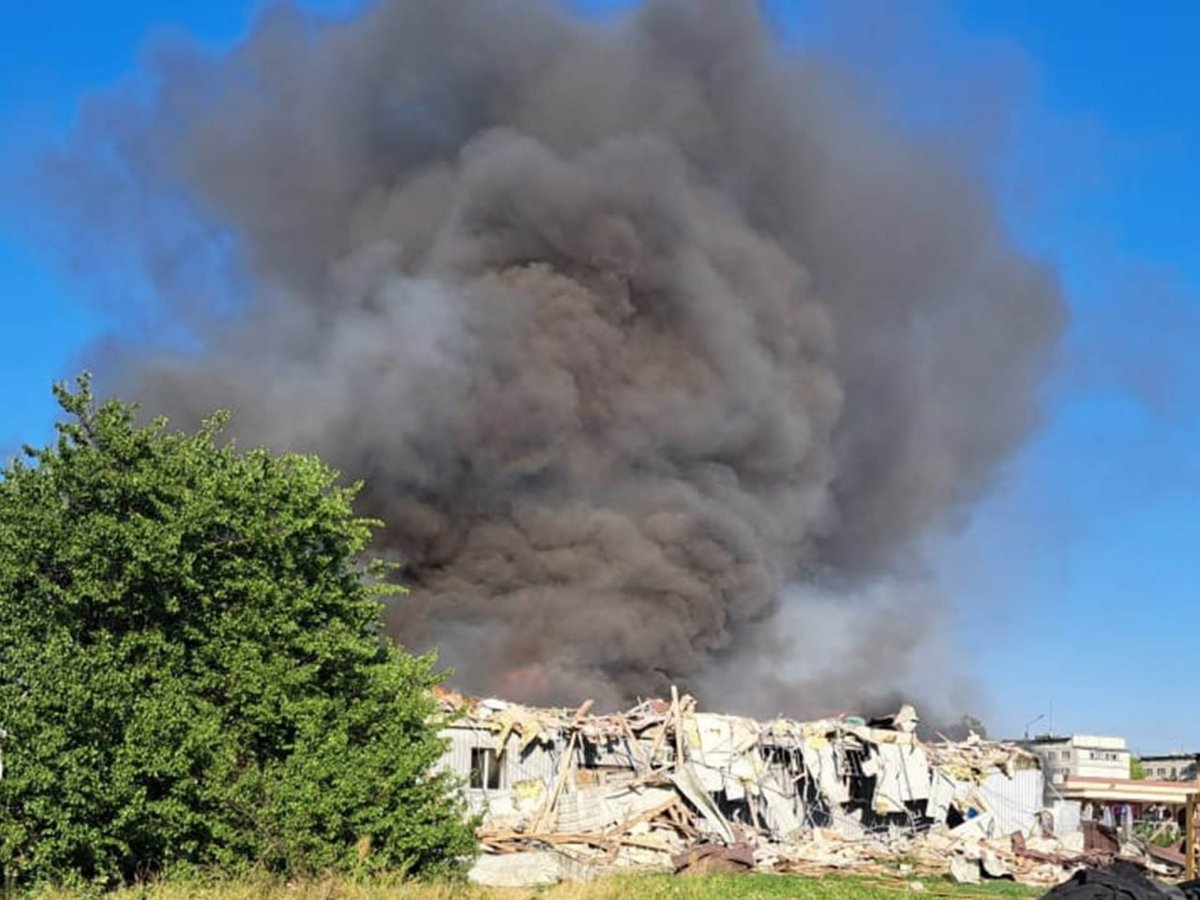 MaximKipish's tweet image. Russian terrorists dropped a FAB-500 guided bomb on the center of Dobropillia.
At least 4 civilians were killed and 27 injured.
The strike occurred on July 16, 2025, at 17:18.
Another war crime.
