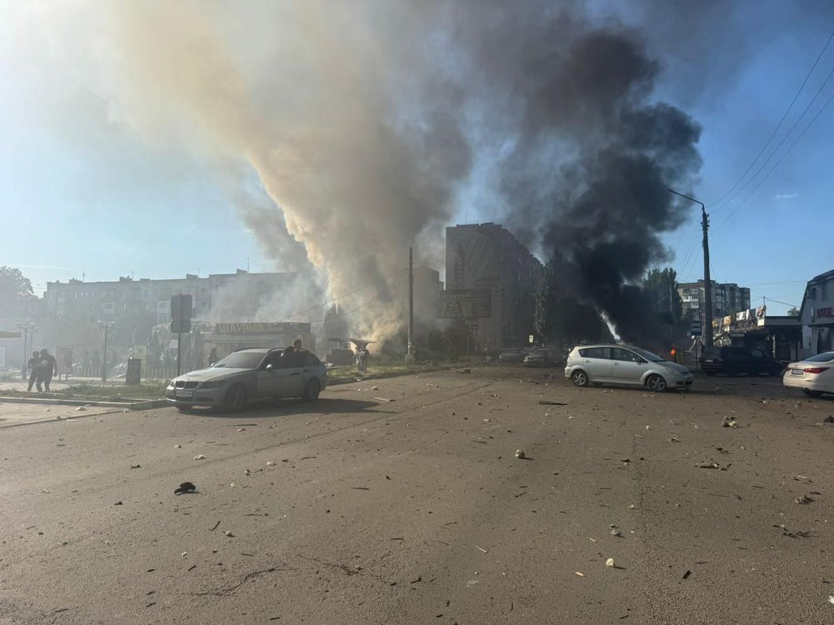 MaximKipish's tweet image. Russian terrorists dropped a FAB-500 guided bomb on the center of Dobropillia.
At least 4 civilians were killed and 27 injured.
The strike occurred on July 16, 2025, at 17:18.
Another war crime.