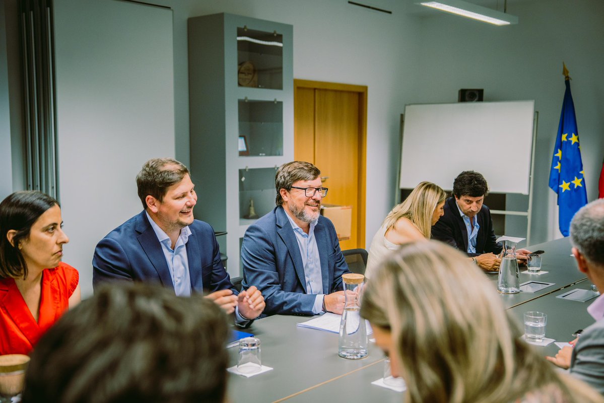 margaridalopes's tweet image. 📍Reunimos com o @IPDJ_IP para reafirmar o compromisso com políticas públicas ambiciosas para a juventude e o #desporto. Juntos, já estamos a preparar a celebração do Dia Internacional da Juventude - um momento de participação, escuta e reconhecimento da #juventude.
