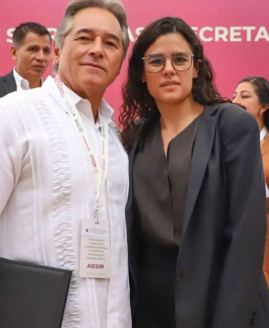 CitlaCarvajaI's tweet image. El líder fundador de La Barredora y brazo derecho del huachicolero @adan_augusto junto a la corrupta #PutonaDelBienestar @LuisaAlcalde

El Crimen y el Nepotismo en su Máxima expresión

#MorenaCuevaDeDelincuentes