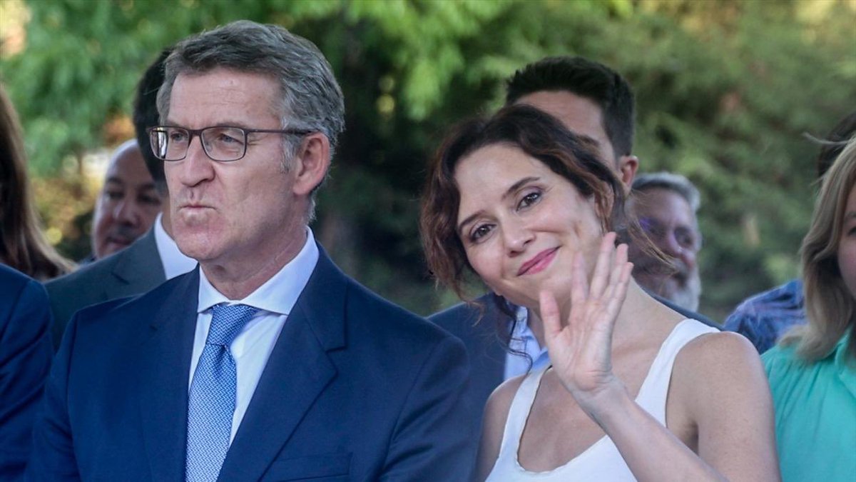 El ensordecedor silencio de Feijóo y de Ayuso:

Feijóo calla ante la imputación del exministro de Hacienda de Aznar y de Rajoy y de 13 altos cargos por sacar leyes a la medida y cobrar de las empresas, supuestamente.

Ayuso está muda ante la petición de 4 años de cárcel al novio.