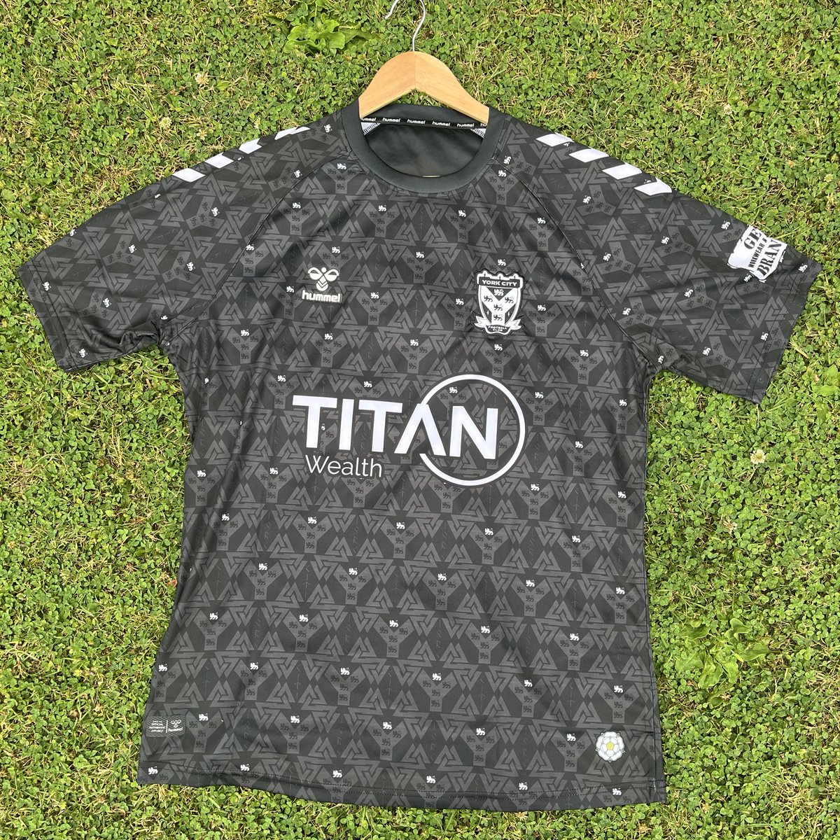 YCFCfans1's tweet image. The new ⚫️ third kit is available now👕
This one’s a beauty. Definitely our favourite one out of the three kits!👏 #YCFC