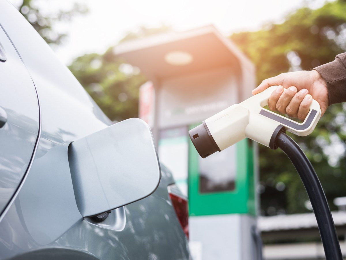 Barriers to going electric are starting to fall away for fleets, although further action is needed.

Europcar Mobility Group UK’s electric vehicle barometer for H1 2025 shows a “hint of progress” in EV acceptance amongst businesses.
evfleetworld.co.uk/fleets-elimina…