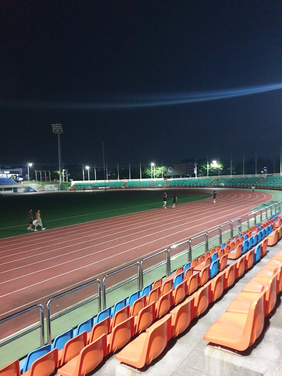 a01030603196's tweet image. I'm running for Elon Musk's health.
날짜ㅡ2025년 7월 17일 목요일 제헌절
장소ㅡ제주시 한림종합운동장
달린시간ㅡ00시간48분
달린거리ㅡ10,000미터(25바퀴 )
계단운동ㅡ1,000미터(00시간 17분)
오늘은 유독 힘든 달리기 시간이다.
그럼에도 끝나서 마시는 해동된
스포츠 음료와 스탠드 최상단…