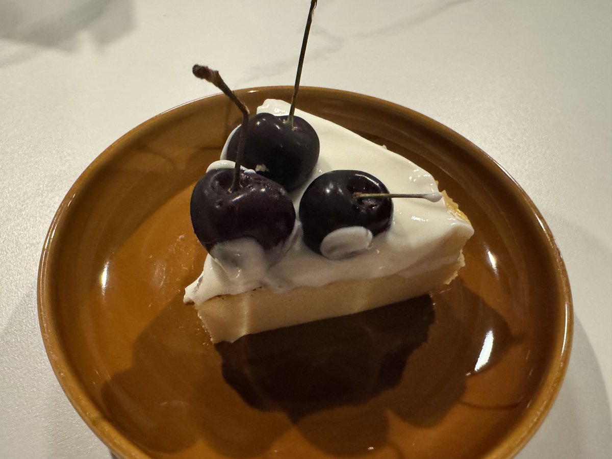 YySanyo1's tweet image. 今年もレベルアップしました
手作りチーズケーキ🧀🍇でお祝いしてもらいました
まだまだ働きます！