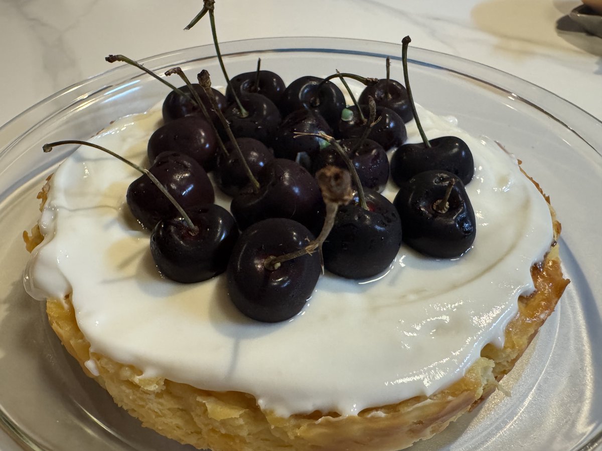 YySanyo1's tweet image. 今年もレベルアップしました
手作りチーズケーキ🧀🍇でお祝いしてもらいました
まだまだ働きます！