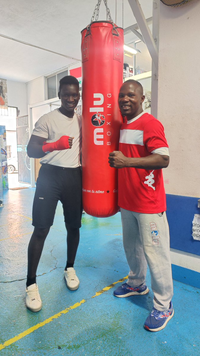 Azteca Box (@aztecabox) on Twitter photo La sonrisa perenne de Omar y Dani. El mundo es de todos, y tienen que pasar, aquí entramos todos, o no entra ni Dios ni Alá!!!! La sonrisa perenne de Omar y Dani. El mundo es de todos, y tienen que pasar, aquí entramos todos, o no entra ni Dios ni Alá!!!!