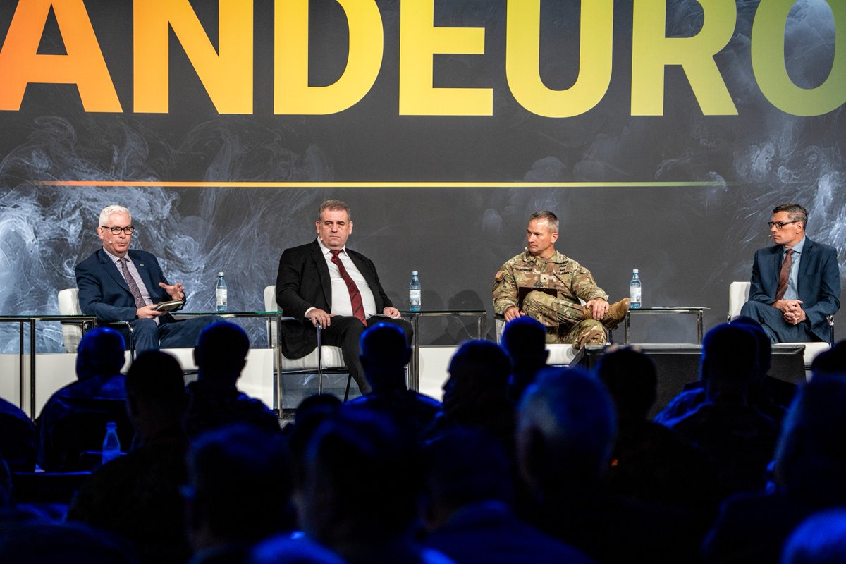 USArmyEURAF's tweet image. 🇺🇸🤝 Integrating firepower with cyber & electronic warfare is KEY! Brig. Gen. Carpenter (56th Artillery Command) discussed seamless military & tech integration at #LANDEURO. 💥💥 Check out the story 👇 army.mil/article/287135.
#ThisisUSAREURAF | #SwordOfFreedom | #WeAreNATO