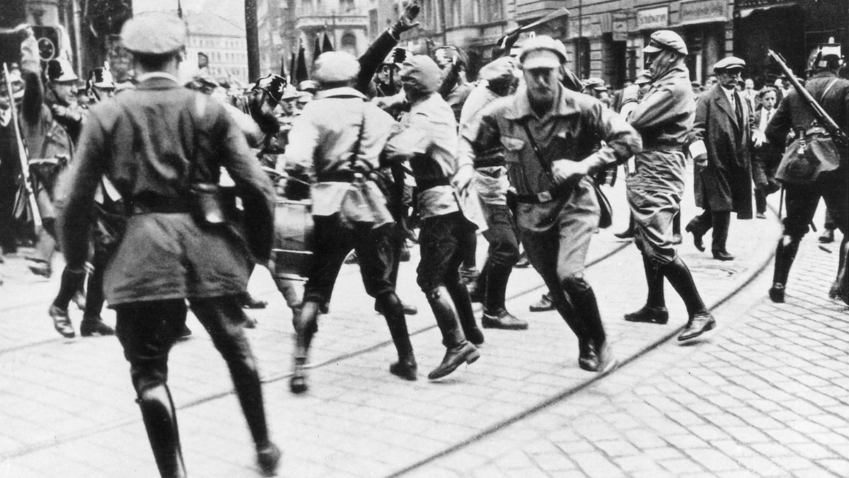 TheHistoryOfSo1's tweet image. The paramilitary Alliance of Red Front-Fighters (Roter Frontkämpferbund) was established in Germany on July 18, 1924 under the leadership of the Communist Party of Germany. Its membership would grow to 130,000 before it was banned in 1929. #OTD #Germany