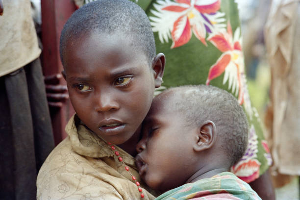 division et le régionalisme. Que ont-ils laissé aux Rwandais ? Des puces, de la saleté, des huttes en chaume, pas de chaussures, de la malnutrition, aucun accès aux soins de santé, et des femmes accouchant dans les buissons. Voilà l’héritage qu’il a légué – un legs de -

2/6
