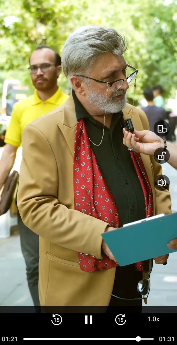 savakIv's tweet image. این لباس داریوش سجادی هم شده مثل کاپشن احمدی نژاد
من فقط با این لباس ها دیدمش