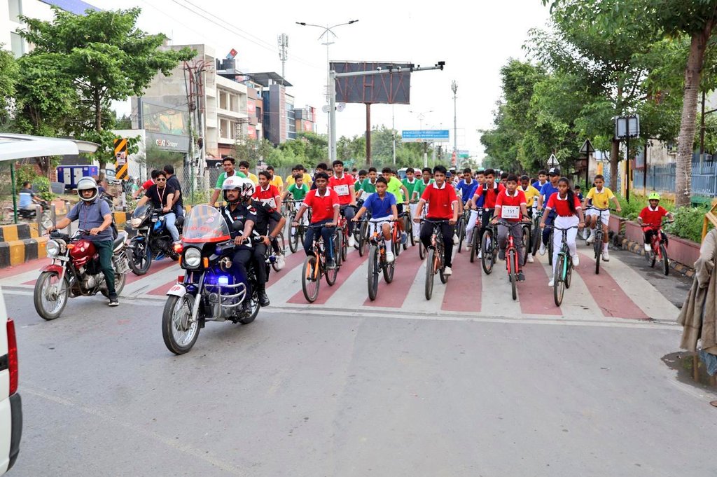 NorthernComd_IA's tweet image. Pedal for the Planet
An environmental awareness cycle rally was organised by #RedEagleDivision at #ArmyPublicSchool #Prayagraj to promote environmental awareness and sustainability.
The rally united students of Army Public School, MVPM Ganga Gurukulam and Kendriya Vidyalaya. A…