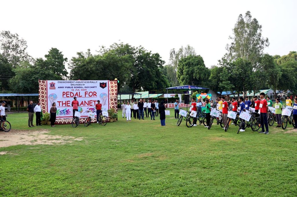 NorthernComd_IA's tweet image. Pedal for the Planet
An environmental awareness cycle rally was organised by #RedEagleDivision at #ArmyPublicSchool #Prayagraj to promote environmental awareness and sustainability.
The rally united students of Army Public School, MVPM Ganga Gurukulam and Kendriya Vidyalaya. A…