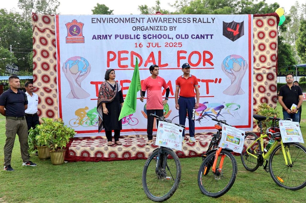 NorthernComd_IA's tweet image. Pedal for the Planet
An environmental awareness cycle rally was organised by #RedEagleDivision at #ArmyPublicSchool #Prayagraj to promote environmental awareness and sustainability.
The rally united students of Army Public School, MVPM Ganga Gurukulam and Kendriya Vidyalaya. A…