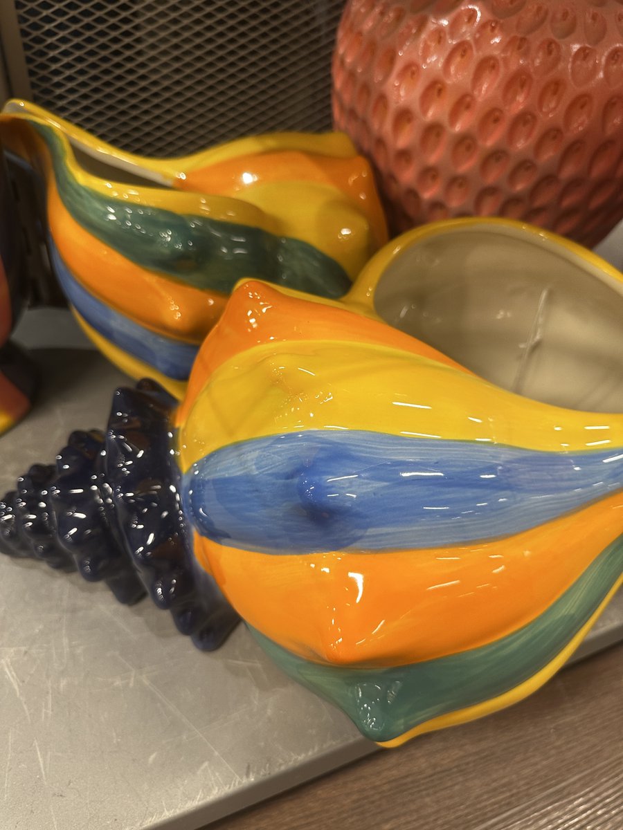 FestivalPlace's tweet image. Have you got gardening plans this weekend? 🌿
Bring the vibes and the colour with these funky plant pots from TK Maxx – bold, bright, and guaranteed to make your garden pop 🌈
Swing by @TKMaxx_UK and @HomesenseUK today and give your garden the glow up it deserves!
