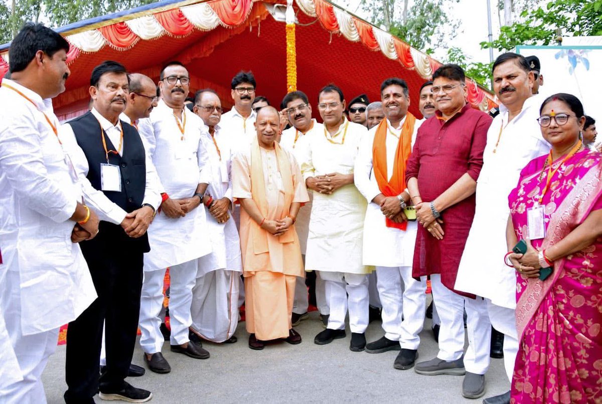 suryamunitiwari's tweet photo. आज यशस्वी मुख्यमंत्री योगी आदित्यनाथ जी के साथ विकास कार्यों के समीक्षा बैठक में शामिल हुआ ।
@myogiadityanath https://t.co/F2OpzIQbTb