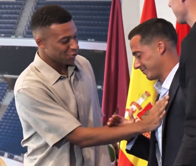 RMCF_Minuto93's tweet image. 🔥🇫🇷エンバペがバスケスの退団セレモニー出席

(左) エンバペのマドリーでの最初の日

(右) ルーカスのマドリーでの最後の日