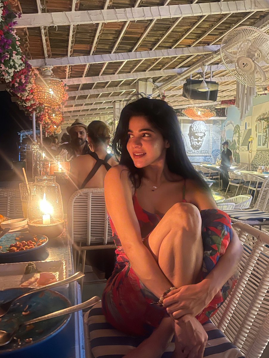 FilmyGlamour's tweet photo. Divyabharathi Stuns In A Floral Bodycon Dress During Her Dinner Night Out! 🌸✨
#Divyabharathi #DinnerLook #FloralVibes #CelebrityStyle #FilmyGlamour https://t.co/YwKUi137sP