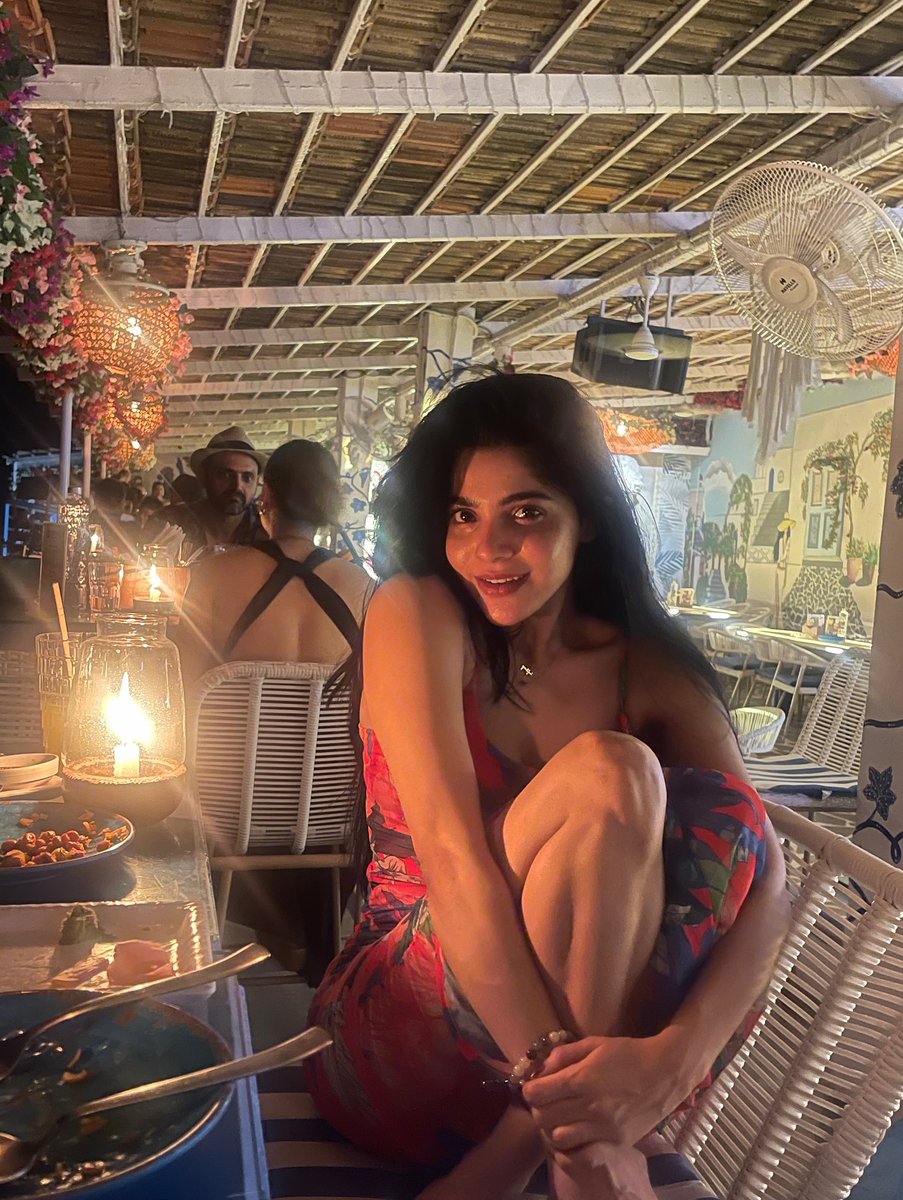 FilmyGlamour's tweet photo. Divyabharathi Stuns In A Floral Bodycon Dress During Her Dinner Night Out! 🌸✨
#Divyabharathi #DinnerLook #FloralVibes #CelebrityStyle #FilmyGlamour https://t.co/YwKUi137sP
