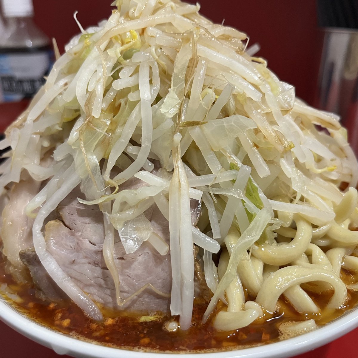 yasai2626's tweet image. ラーメン二郎 生田駅前店
小豚 麺半分 発汗
スマホ見てたら駅でハイボール飲んでるの見えたと…なんで…どーして…。
前回の倍以上の辛さ…何回聞いても普通とのこと。酒で味覚がおかしくなってるらしい。
契りを交わした。必ずでかいの釣ってきます!
美味しかったです。ありがとうございました。