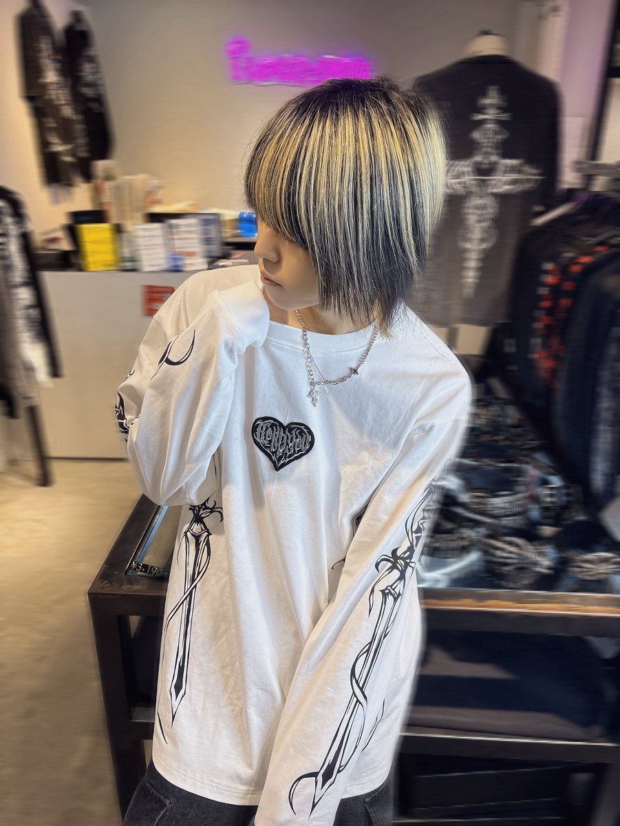 ◼️スタッフコーデ◼️
AWの新作ロンT紹介✨
厨二感溢れるダガーデザインにデニムを合わせた王道サブカルコーデ！
秋冬を楽しみに今の夏を楽しもう🎐