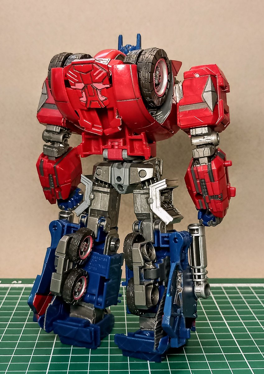 Immediately after receiving him, I began the work on repositioning of his arms and shoulders — the parts that made him wide disproportional mess, which did not represent young #Optimus. 

[ 2/6 ]
#Transformers #maccadam #WFC