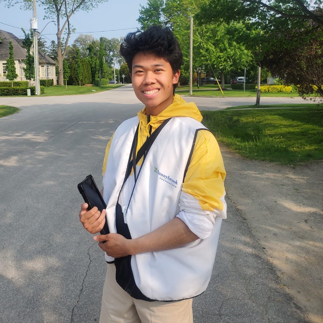 Sunnybrook's tweet image. Sunnybrook canvassers are visiting neighbourhoods across the GTA & southern Ontario to share how monthly giving helps provide care to patients & families.
Look for their Sunnybrook vest, photo ID & secure tablet. You can call our verification line: 1-866-619-8154 / 647-943-1063